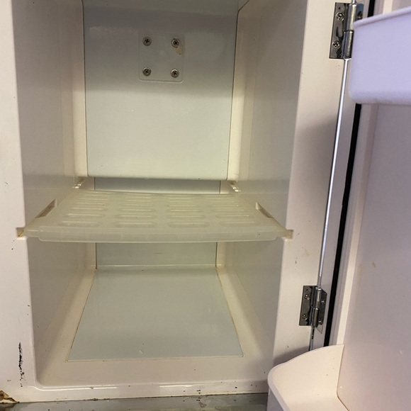 Brookstone mini fridge hot and cold - Picture 13 of 14